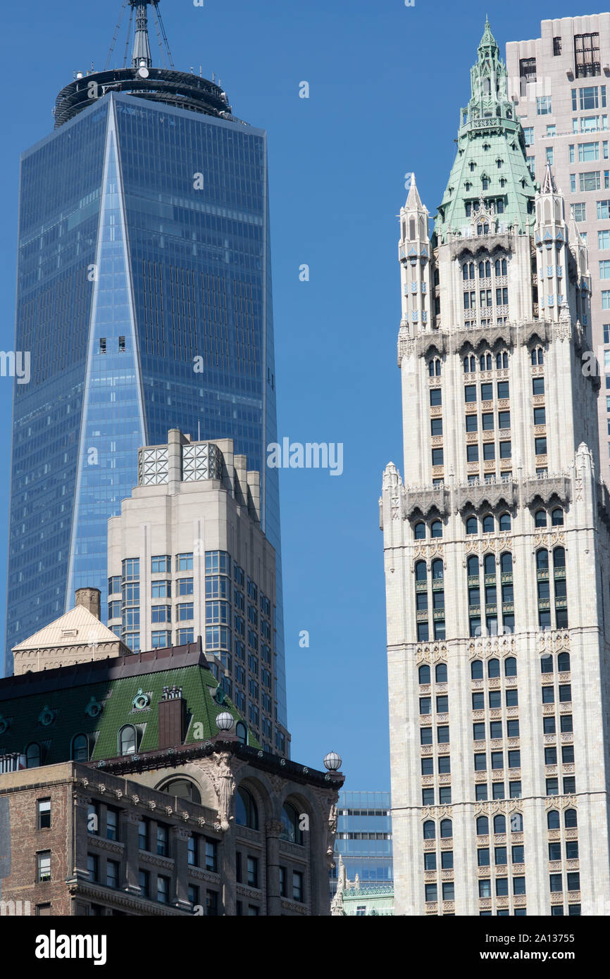 One World Trade Center und Woolworth Gebäude im Hochformat von der Brooklyn Bridge aus fotografiert Stock Photo