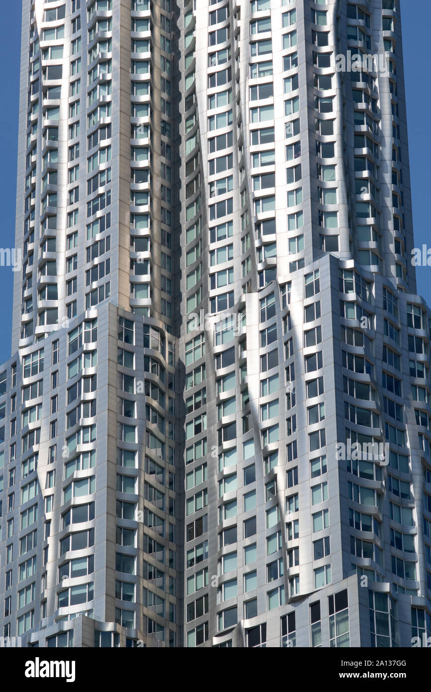 Detailansicht vom Frank Gehry-Hochhaus in NYC in Manhattan, aufgenommen von der Brooklyn Bridge. Beeindruckende moderne Architektur silber glänzend mi Stock Photo