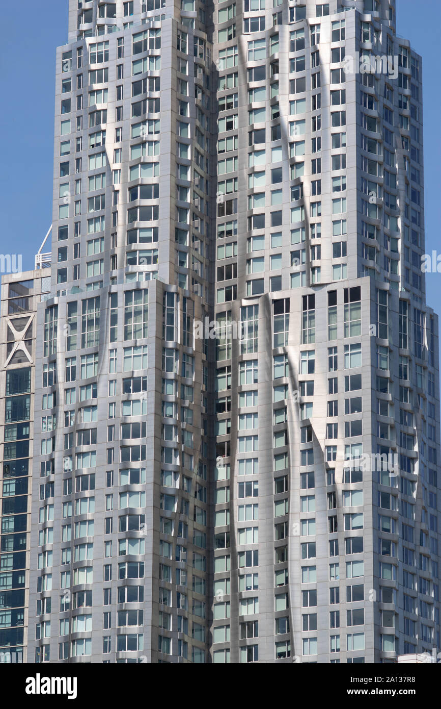 Detailansicht vom Frank Gehry-Hochhaus in NYC in Manhattan, aufgenommen von der Brooklyn Bridge. Beeindruckende moderne Architektur silber glänzend mi Stock Photo