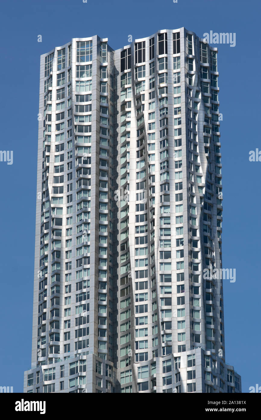 Detailansicht vom Frank Gehry-Hochhaus in NYC in Manhattan, aufgenommen von der Brooklyn Bridge. Beeindruckende moderne Architektur silber glänzend mi Stock Photo