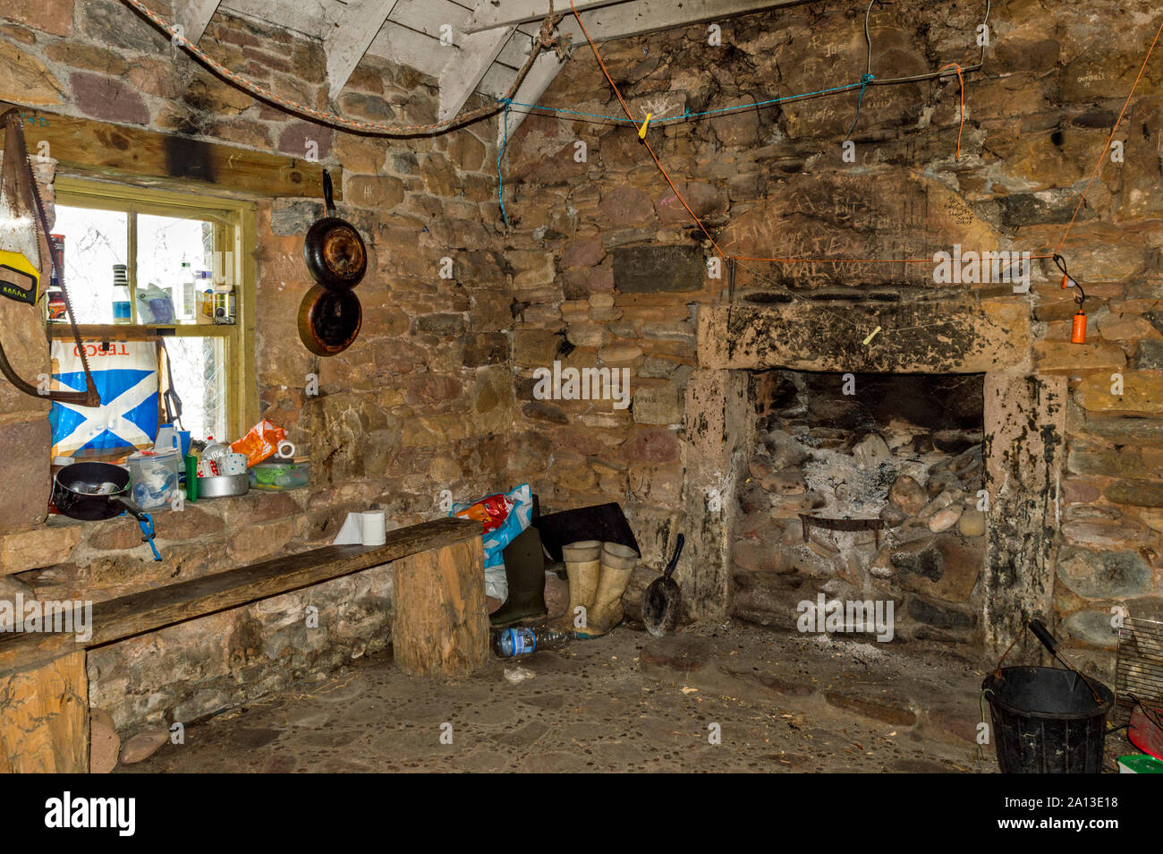 ROSEMARKIE TO CROMARTY WALK BLACK ISLE SCOTLAND INTERIOR OLD STONE BOTHY A REFUGE WITH A FIREPLACE AND COOKING UTENSILS Stock Photo