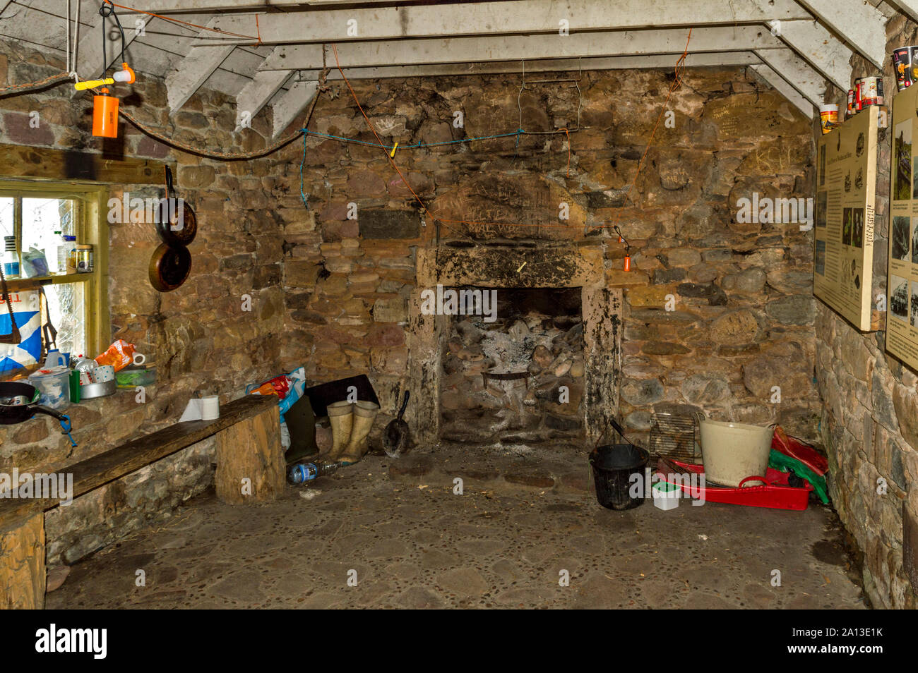 ROSEMARKIE TO CROMARTY WALK BLACK ISLE SCOTLAND INTERIOR OLD STONE BOTHY WHICH CONTAINS INTERPRETATIVE BOARDS ON SALMON FISHING AND HUGH MILLER Stock Photo