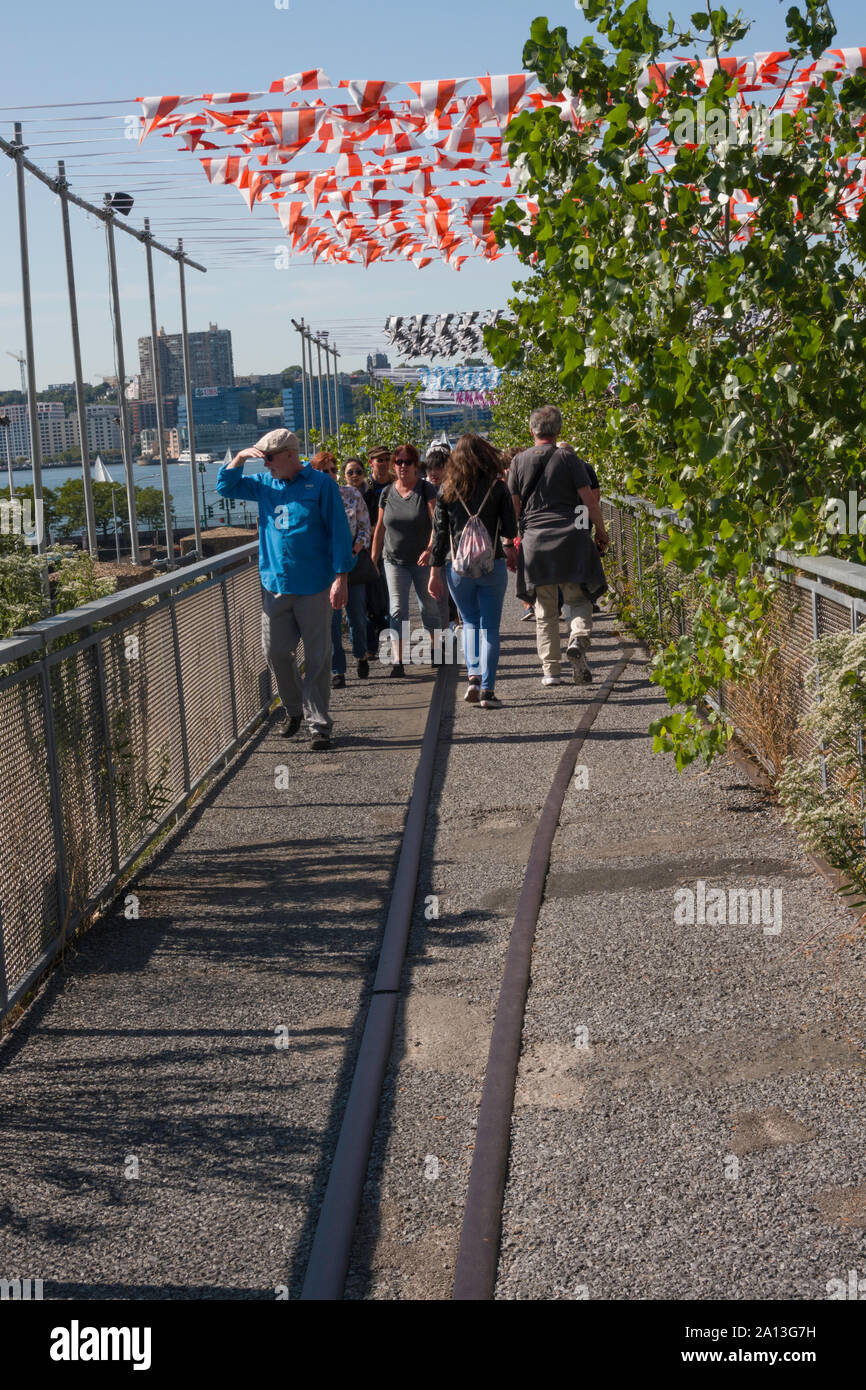High line benches nyc hi-res stock photography and images - Alamy