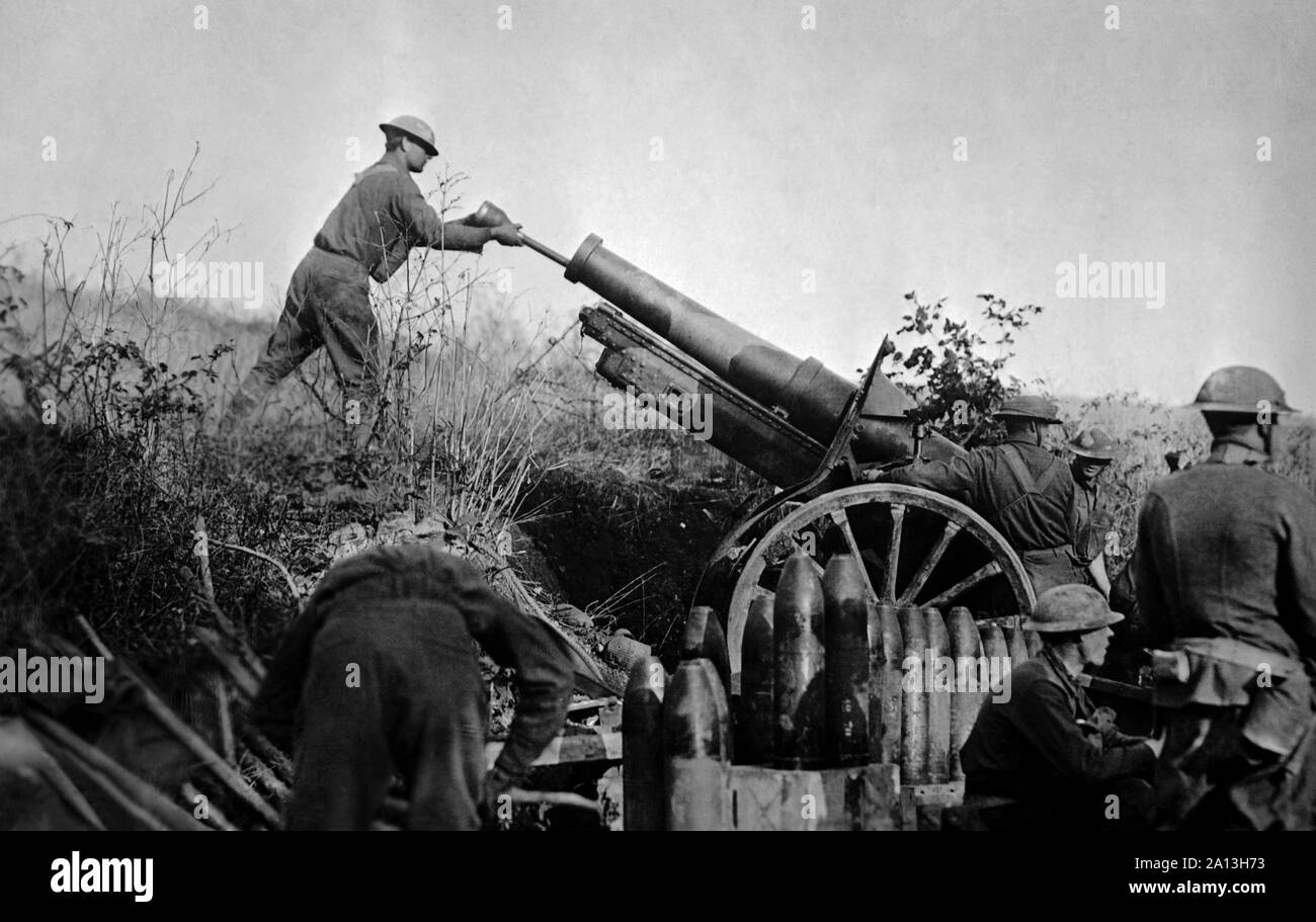 American artillery soldiers reloading a 155mm howitzer cannon during France in WW1. Stock Photo