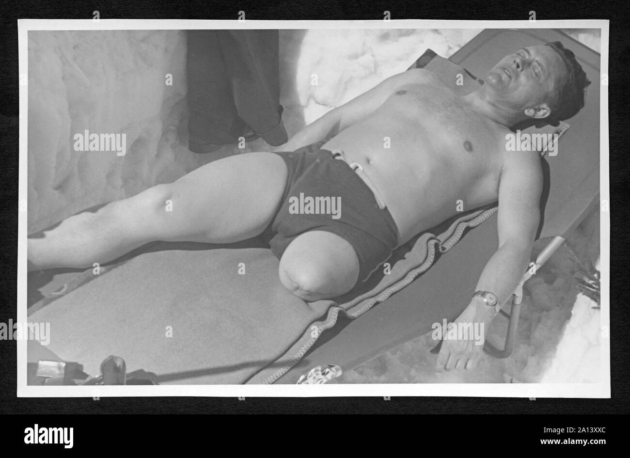 Europa, Deutschland, Hamburg, junger Mann - Kriegsversehrter - beim Sonnenbaden, in den 1950er Jahren .  /  Europe, Germany, Hamburg, young man - war invalid - taking a sunbath, in the 1950th . Stock Photo