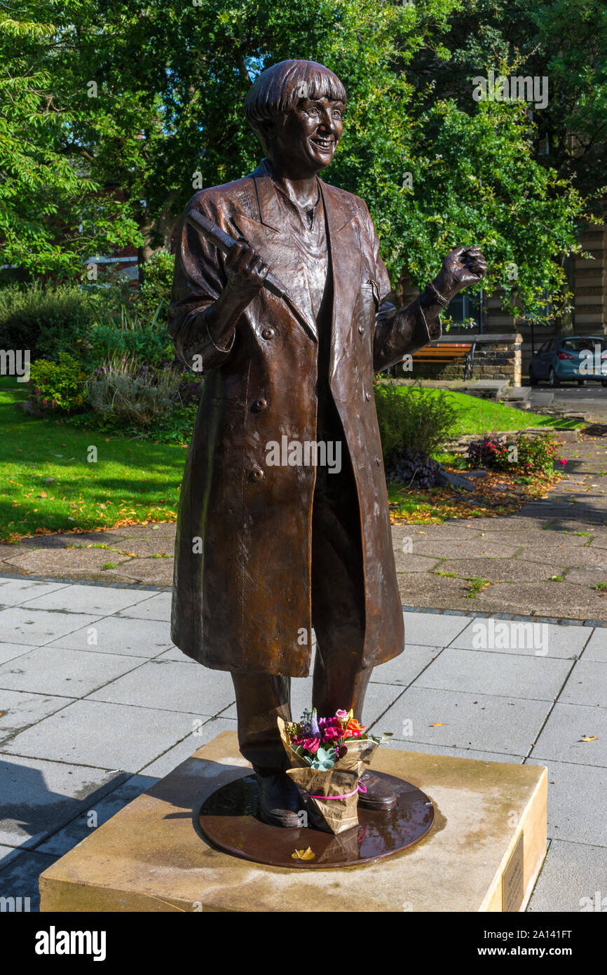 Statue of the comedian and actress Victoria Wood, by sculptor Graham Ibbeson.  Library Gardens, Bury, Manchester, UK Stock Photo