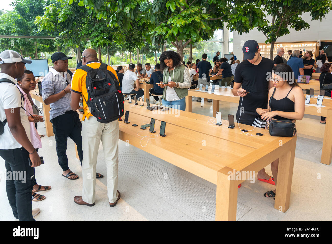 Aventura, Florida, USA - September 20, 2019: Apple store in Aventura Mall  on first day of officially started selling the iPhone 11, iPhone 11 Pro and  Stock Photo - Alamy