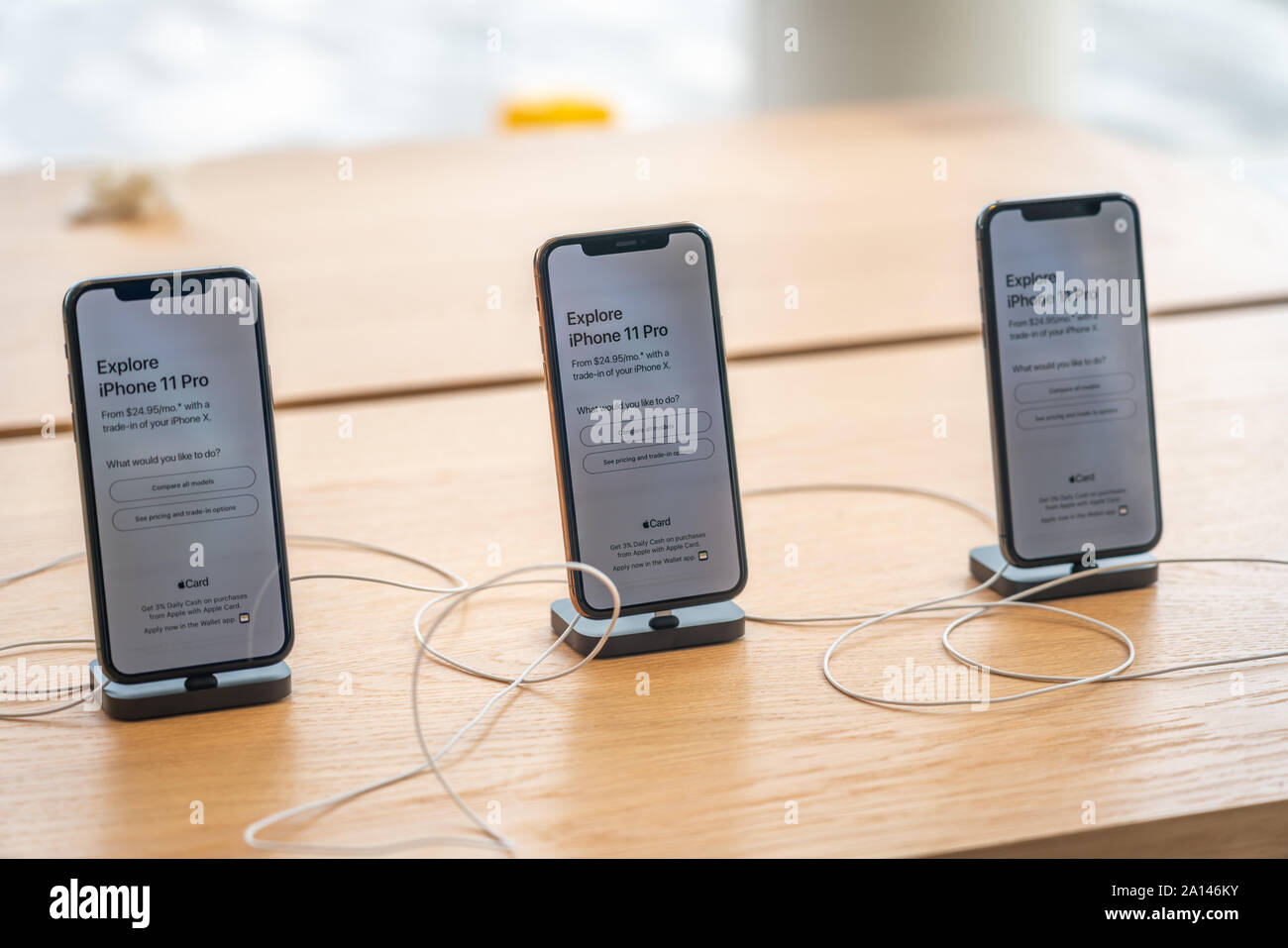 Aventura, Florida, USA - September 20, 2019: Apple store in Aventura Mall  on first day of officially started selling the iPhone 11, iPhone 11 Pro and  Stock Photo - Alamy