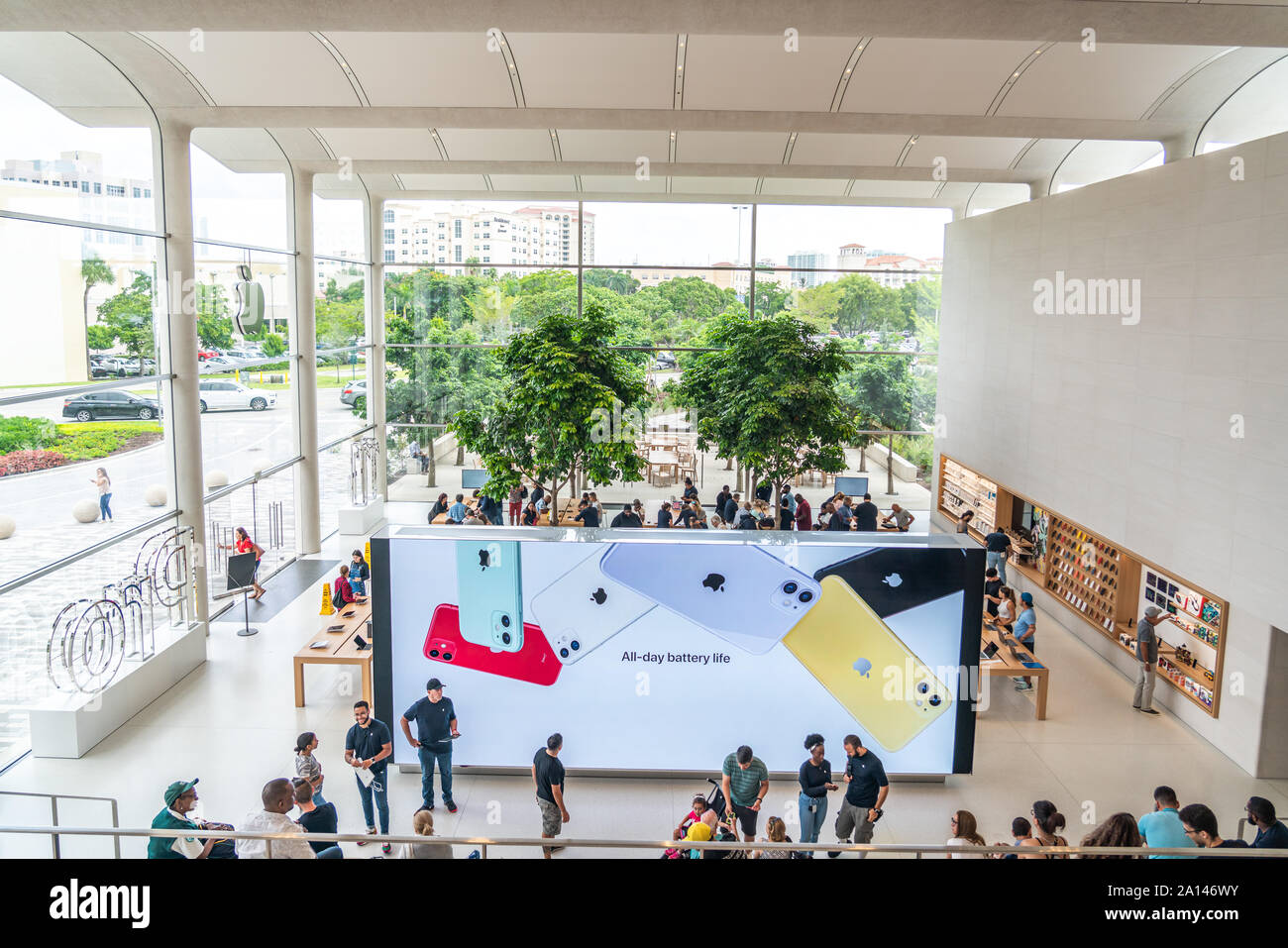 Aventura, Florida, USA - September 20, 2019: Apple store in Aventura Mall  on first day of officially started selling the iPhone 11, iPhone 11 Pro and  Stock Photo - Alamy