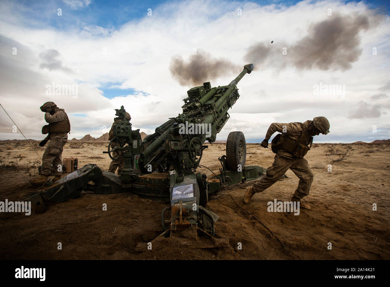 U.S. Marines fire the M777-A2 Howitzer Stock Photo - Alamy