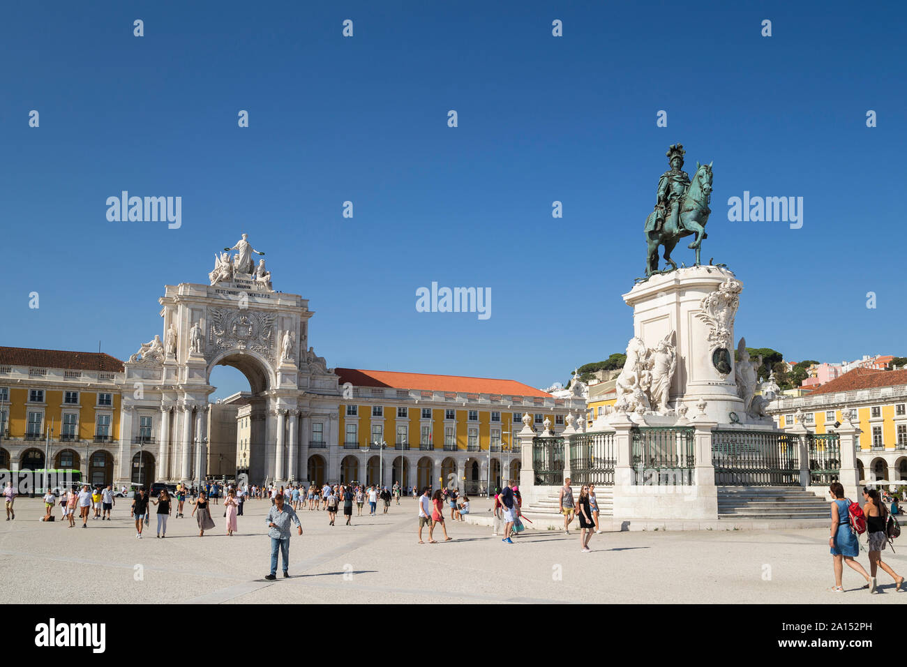 The 18th century Arco da Rua Augusta (triumphal arch gateway),  tourists and statue of King Jose I at the Praca do Comercio square in Lisbon, Portugal Stock Photo