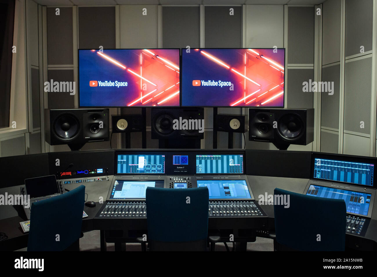 studio hi-res stock photography and images - Alamy