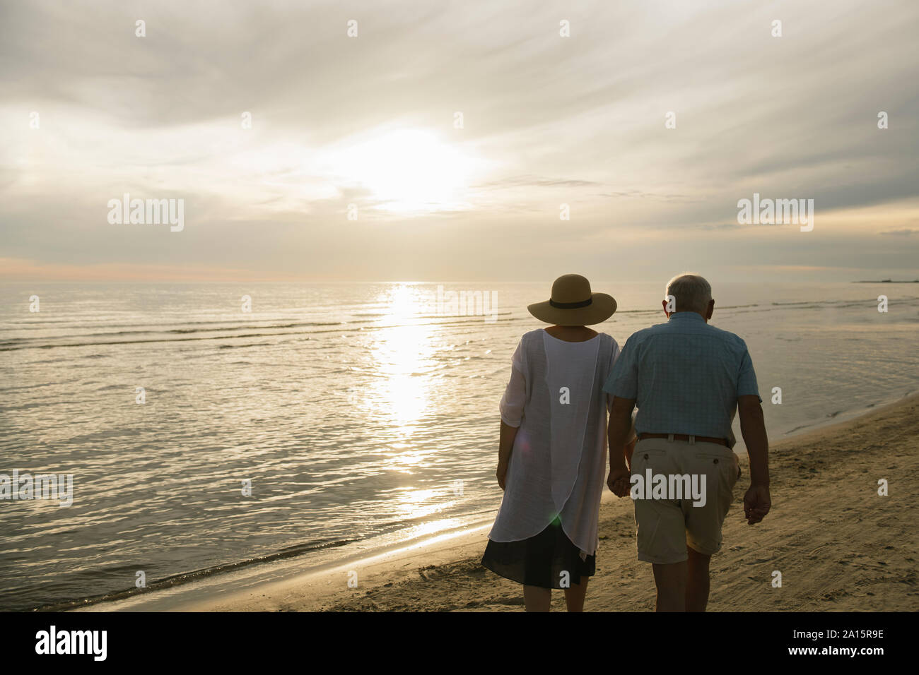 Couple walking hand in hand on the beach hi-res stock photography and ...