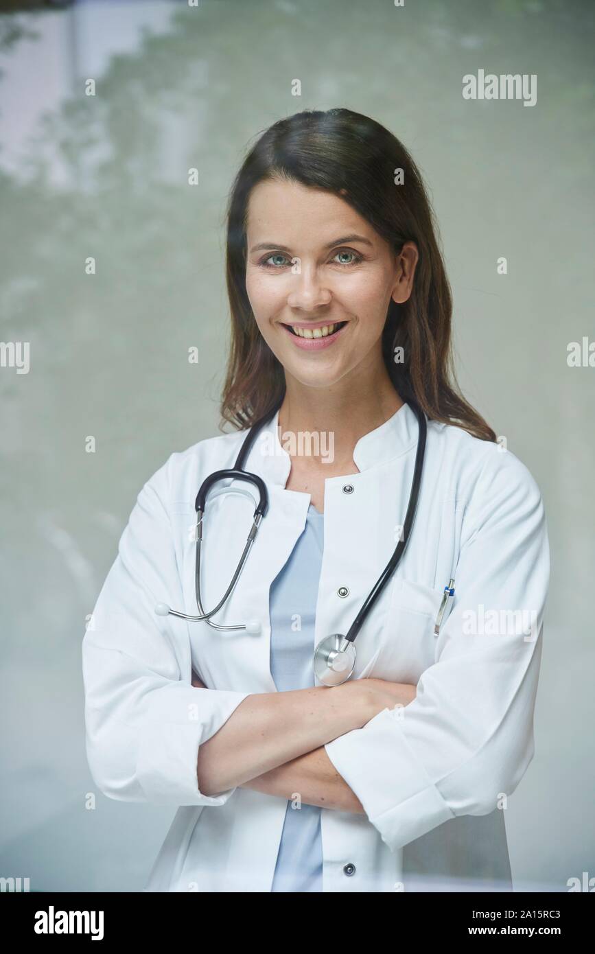 Portrait of smiling female doctor hi-res stock photography and images ...