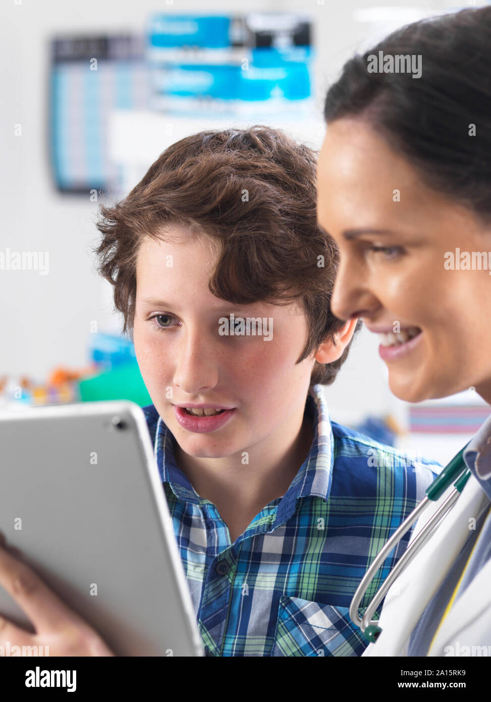 Doctor female patient examination hi-res stock photography and images ...