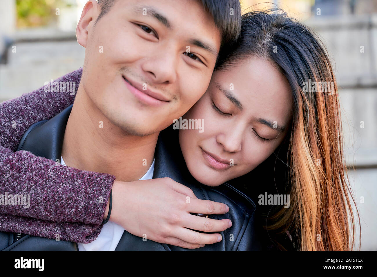 Man woman hugging close up hi-res stock photography and images - Alamy