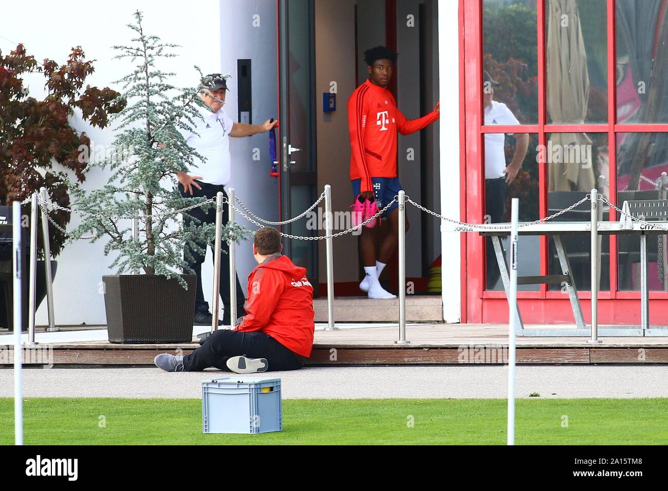 Munich's Allianz Arena to host 2022 UCL final – DW – 09/24/2019