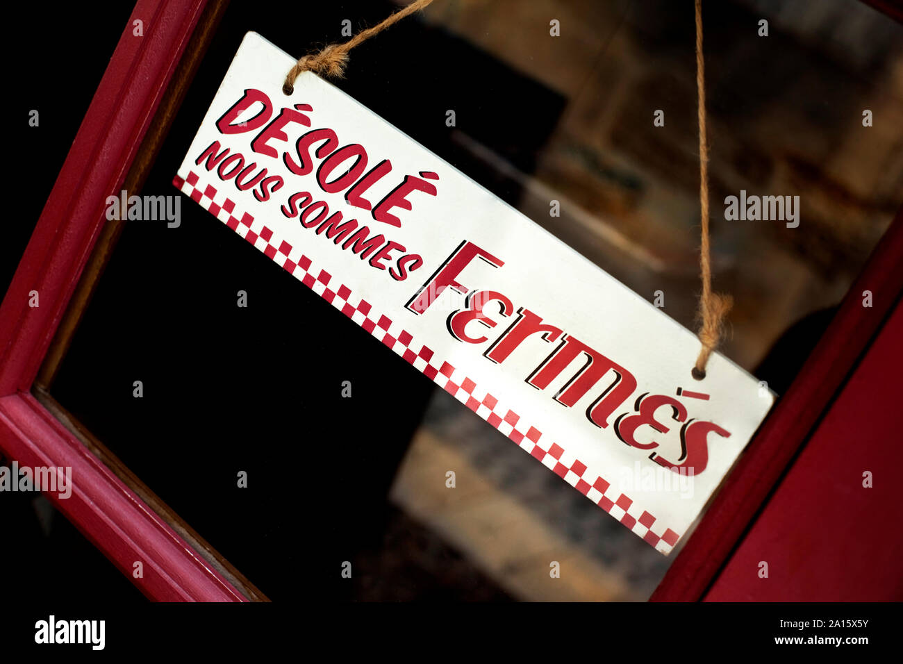 Closed sign on a shop window in a French village Stock Photo Alamy