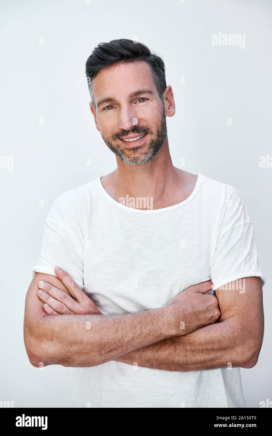 Man with crossed arms hi-res stock photography and images - Alamy