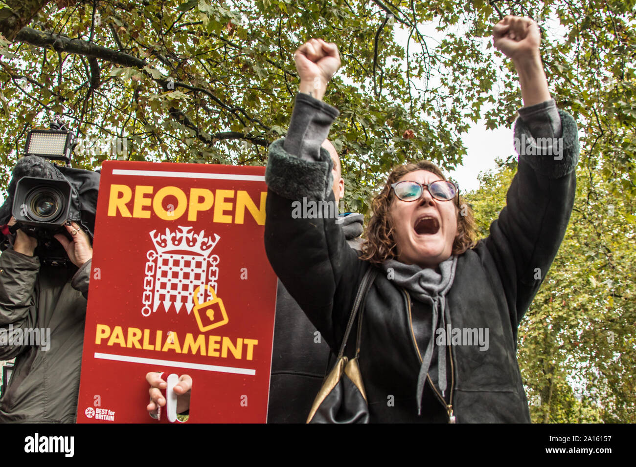 London, UK. 24th Sep, 2019. Crowds gathered outside The Supreme Court to hear the ruling that the Boris Johnson's Government acted unlawful in their proroguation of Parliament. Credit: David Rowe/Alamy Live News Stock Photo