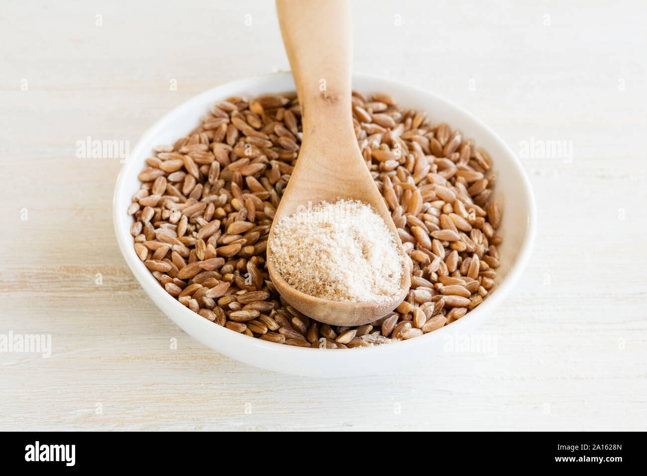 Ancient grains, Emmer in bowl as grain and flour Stock Photo