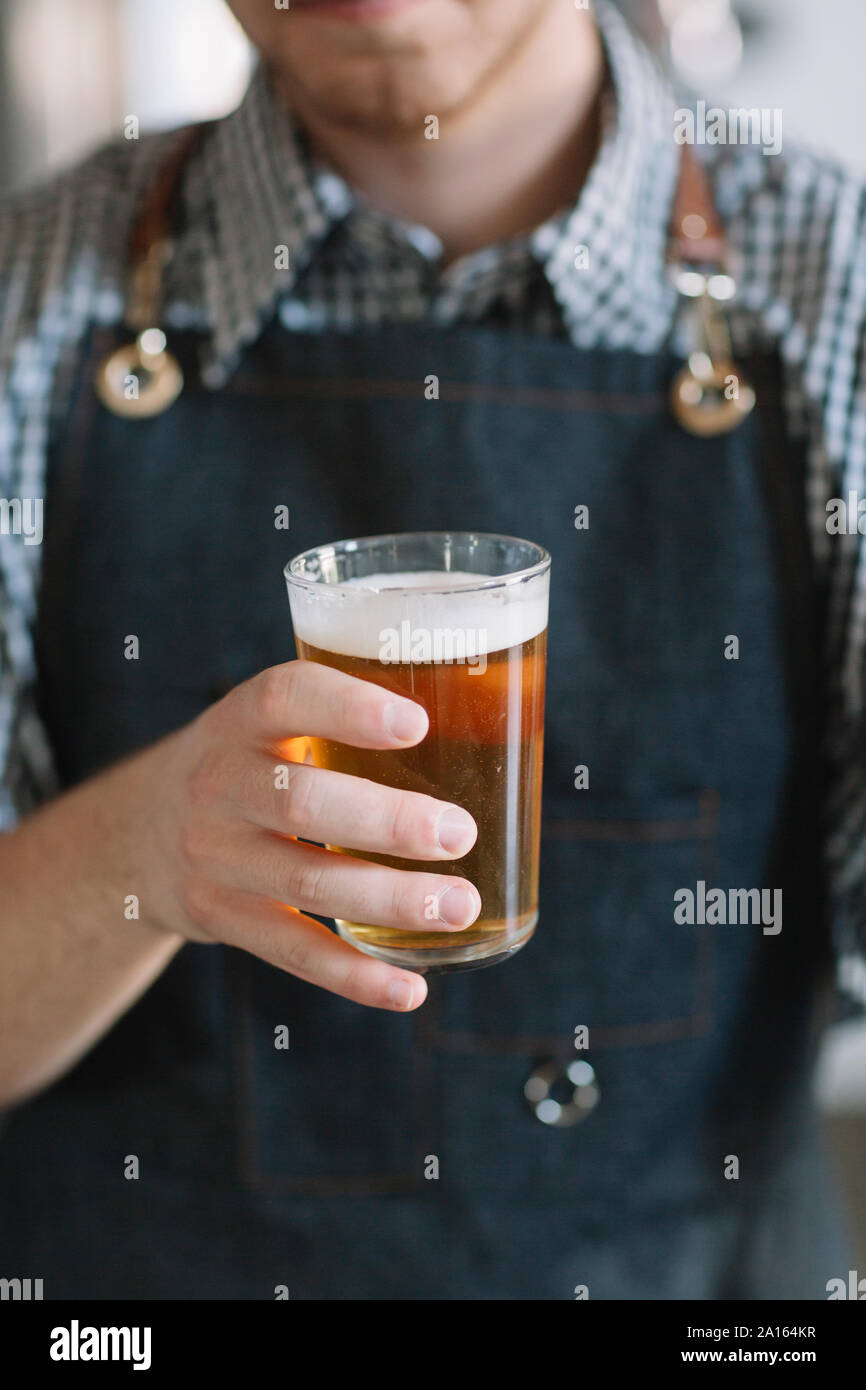 Hand holding glass beer hi-res stock photography and images - Alamy