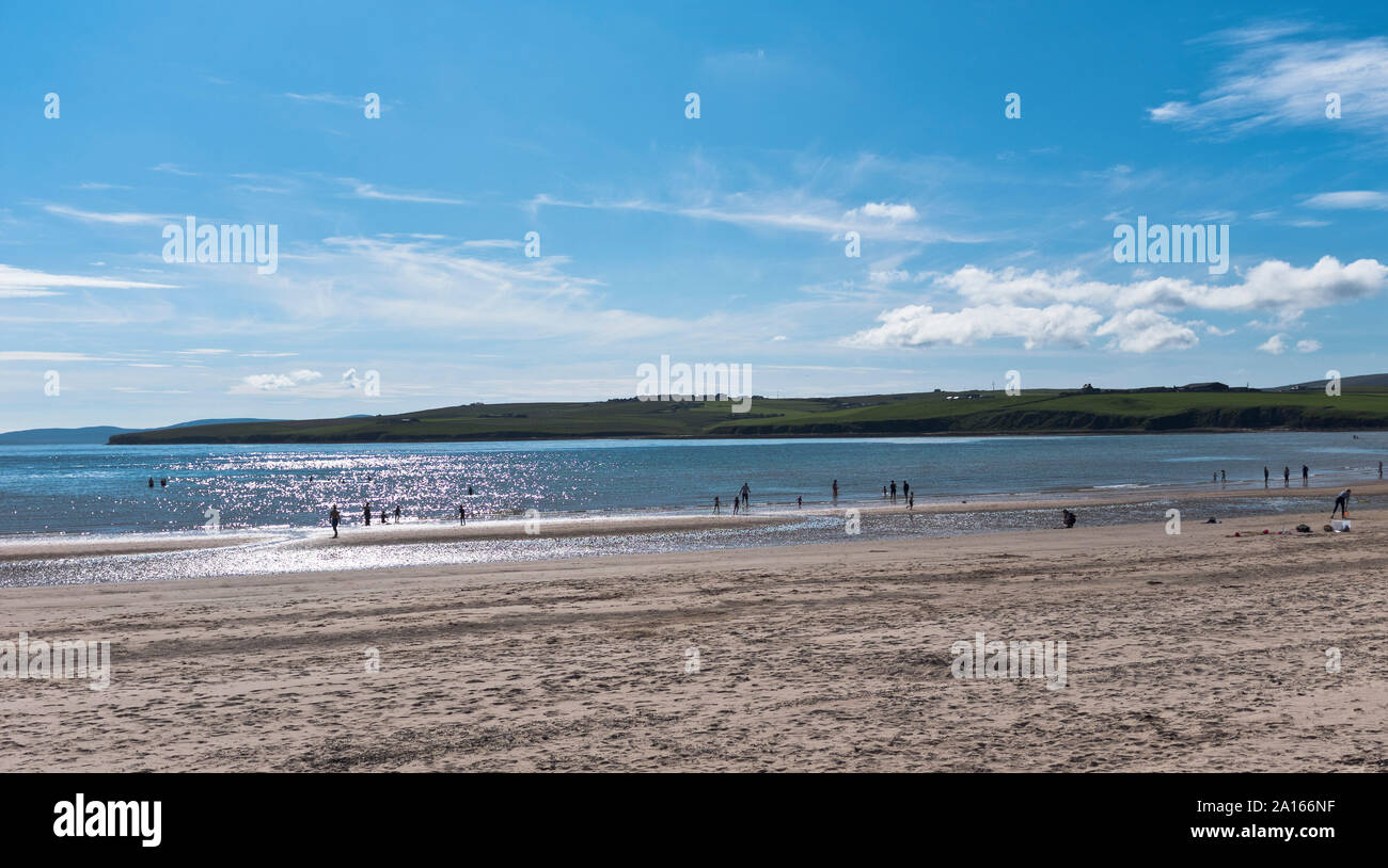 dh Scapa beach SCAPA BAY ORKNEY People on beach sunshine summer weather sun beaches Stock Photo
