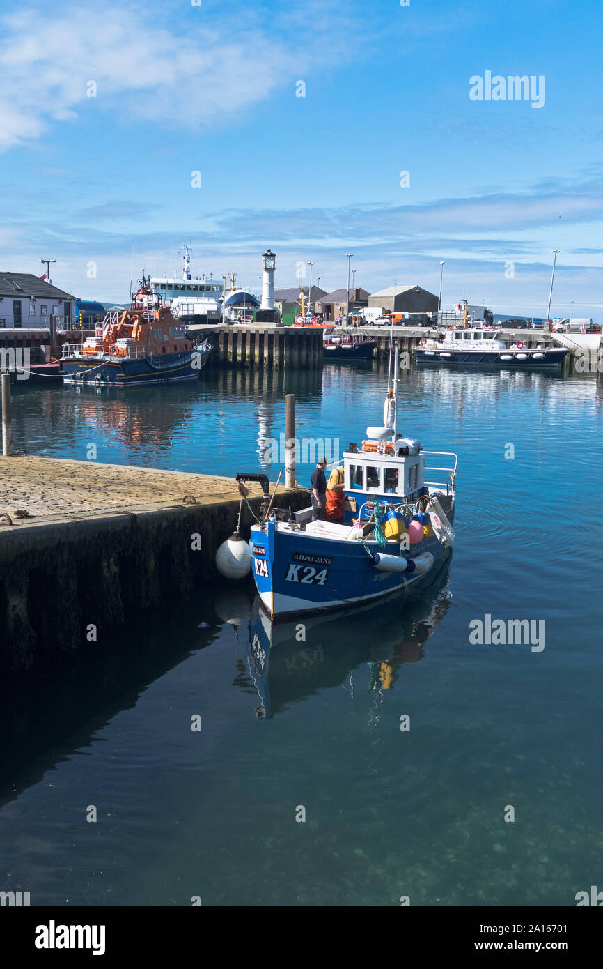 dh Kirkwall harbour KIRKWALL ORKNEY Fishermen working fishing boat Stock Photo