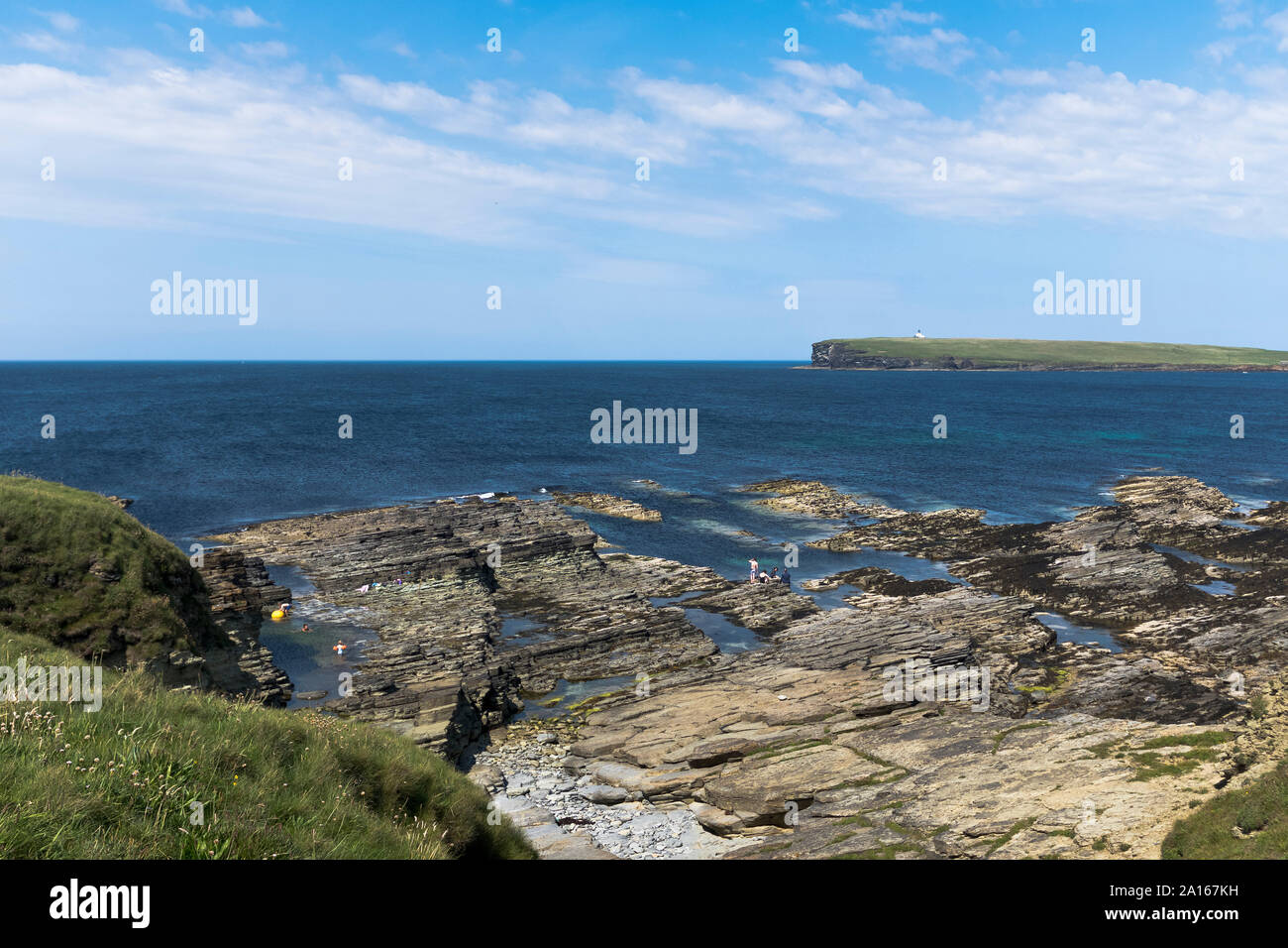 dh  BIRSAY BAY ORKNEY Family swimming rocky beach pools uk bathers Stock Photo