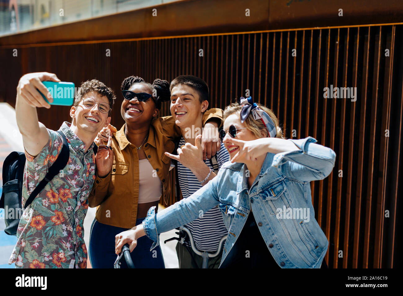 People standing on street hi-res stock photography and images - Alamy
