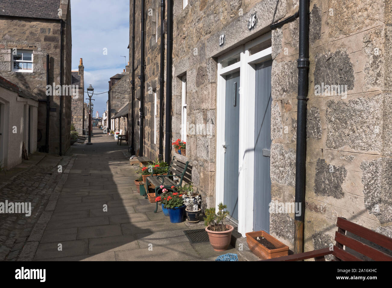 dh Fishing villages alley FOOTDEE VILLAGE ABERDEEN SCOTLAND Row of fishermans cottage houses in street homes buildings along narrow village lane Stock Photo