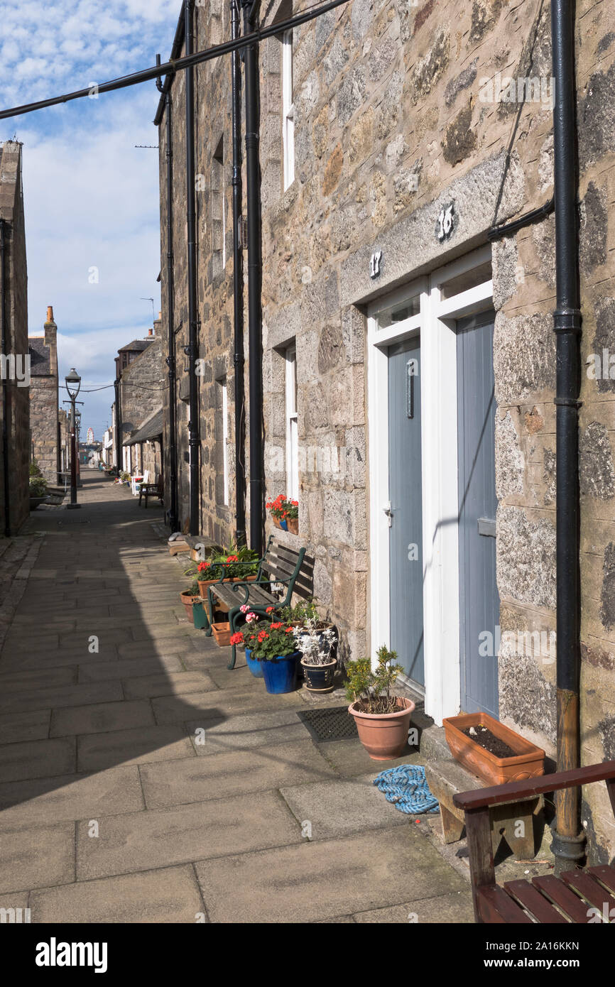 dh Fishing villages houses FOOTDEE VILLAGE ABERDEEN SCOTLAND Row of fishermans cottage alley Stock Photo