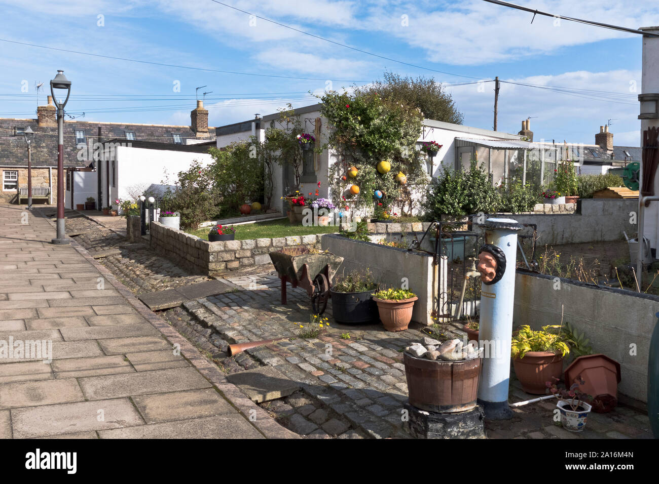 dh Fishing village FOOTDEE ABERDEEN Small house fishermans old cottage