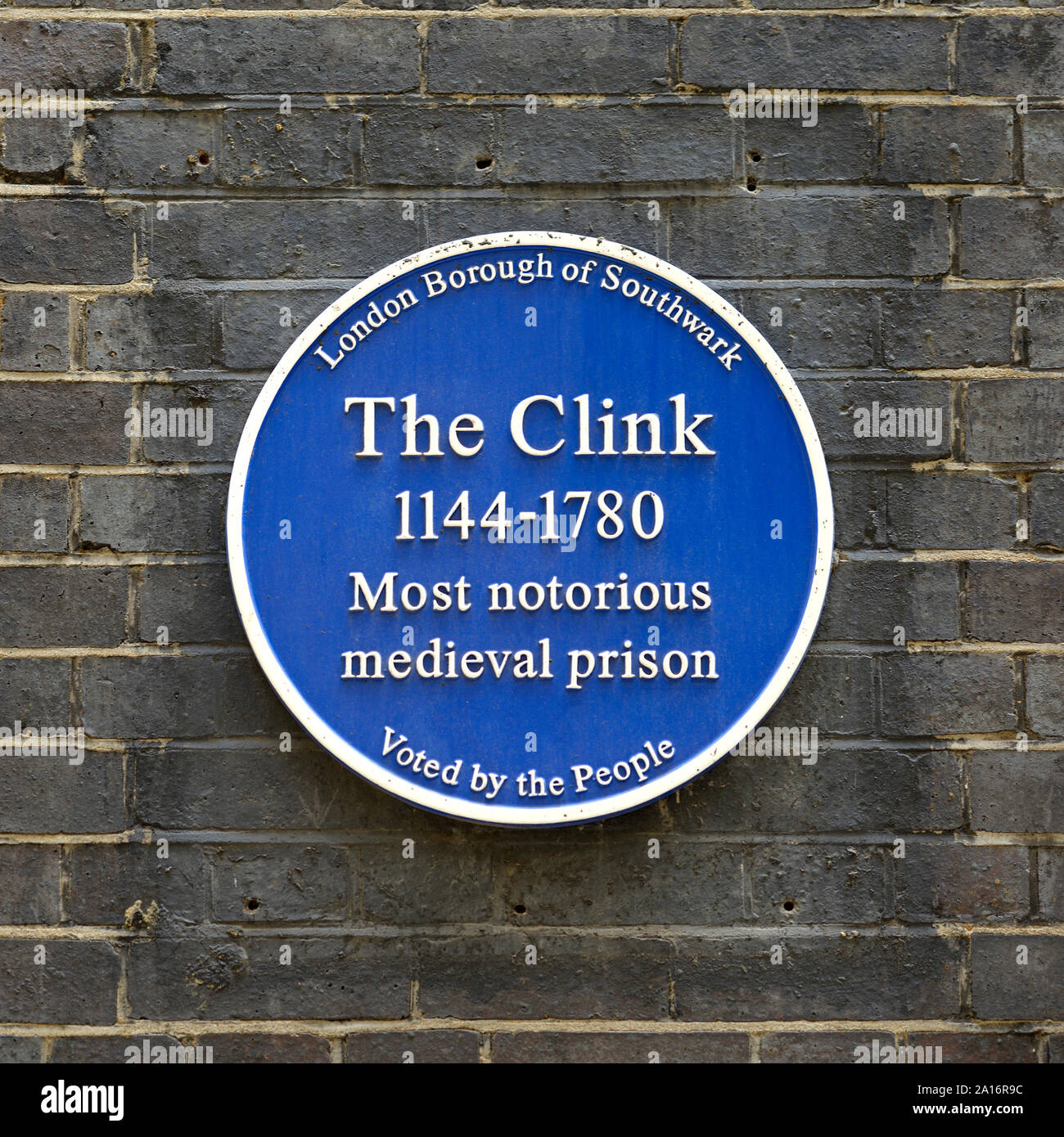 London, England, UK. Blue commemorative plaque at the site of The Clink - medieval prison in Southwark Stock Photo