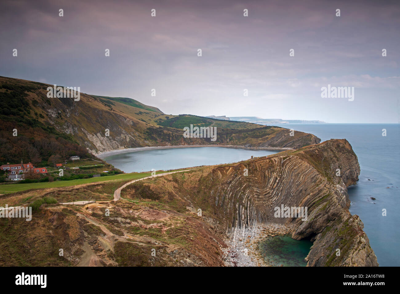 lulworth-cove-west-lulworth-jurassic-coast-dorset-uk-stock-photo