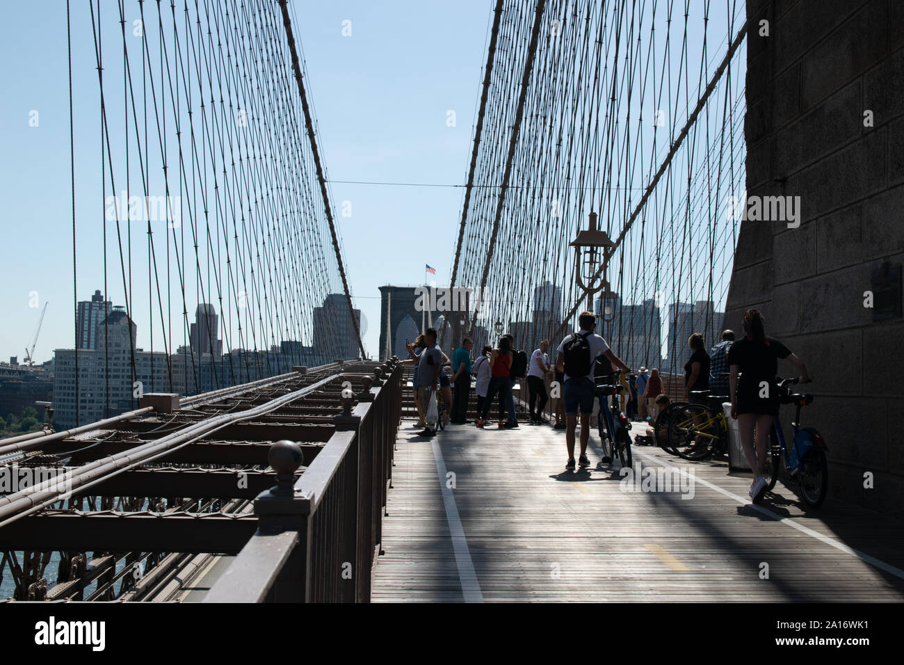 Fußgänger und Fahradfahrer teilen sich die obere Etage der Brooklyn Bridge Stock Photo