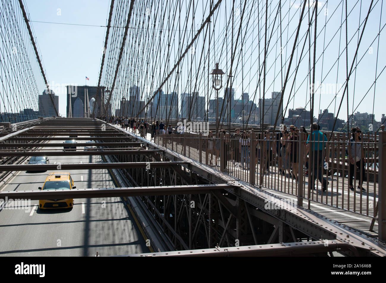 Stahlkonstruktion der Brooklyn Bridge mit Blick auf die Autos in der unteren und Fußgänger in der oberen Etage Stock Photo