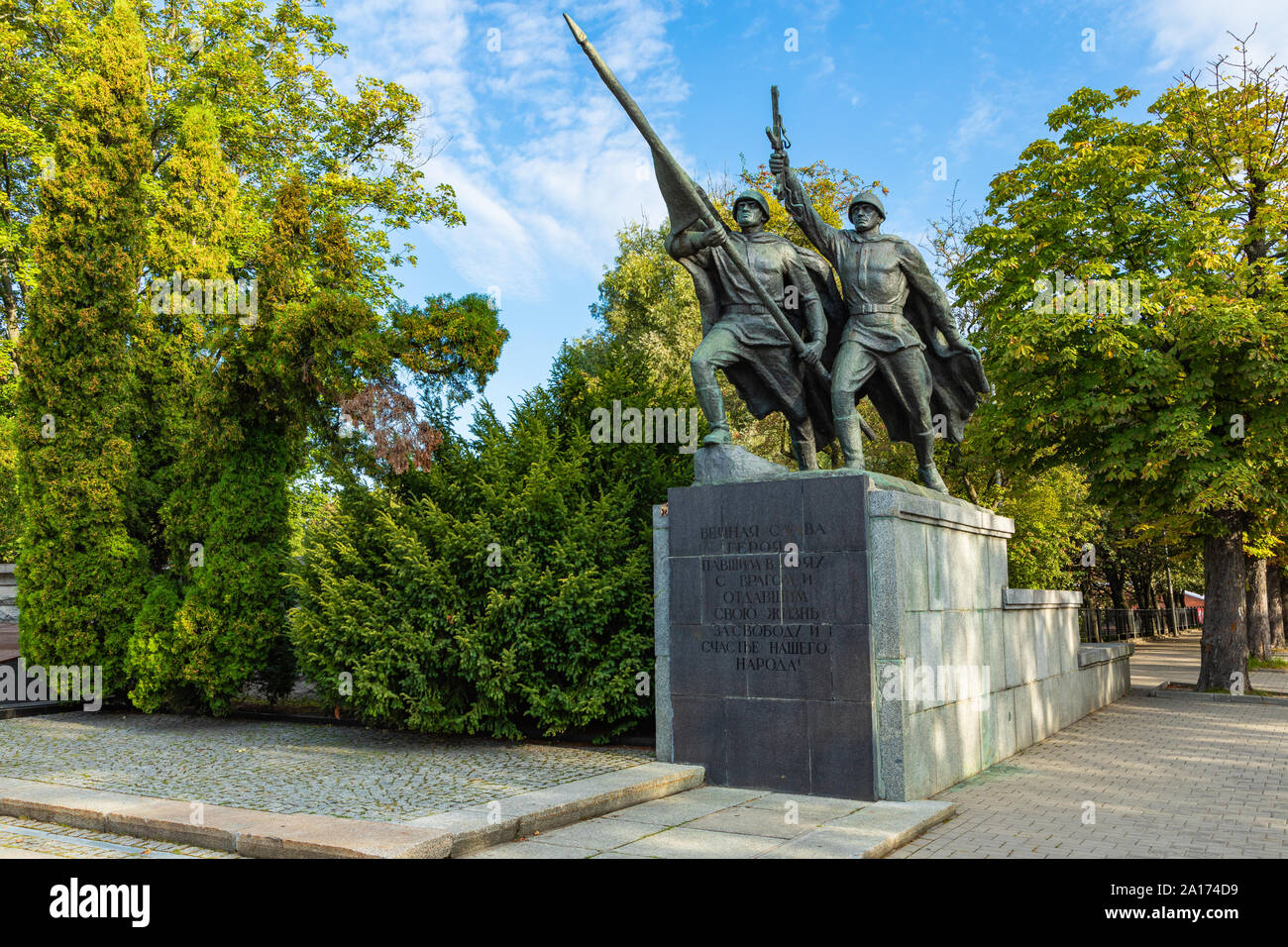 Monument to 1200 guardsmen. The first memorial, perpetuating the feat