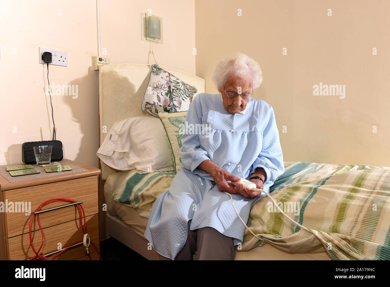 Electric blanket hires stock photography and images Alamy