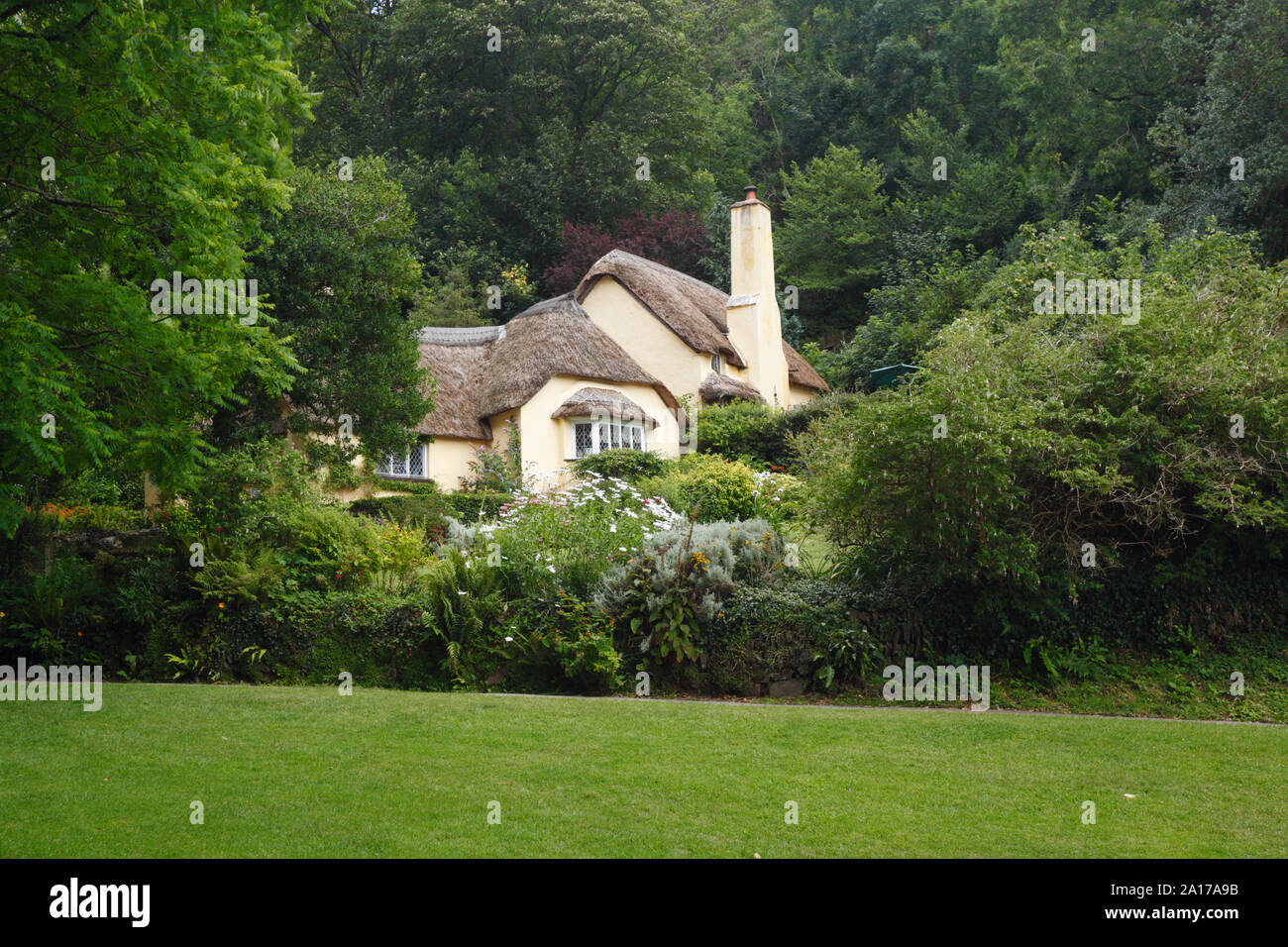 Typical english cottage hi-res stock photography and images - Alamy