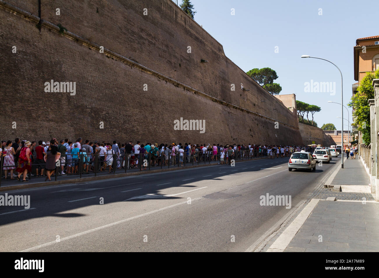 ENG: Tourists wait for the entrance to the Vatican Museum in Rome GER: Touristen warten auf den Eintritt ins Vatikanische Museum in Rom Stock Photo