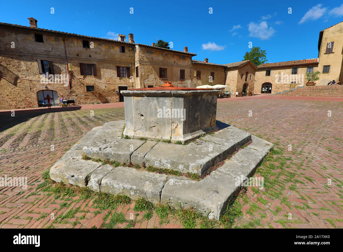 Well in the Piazza Sant'Agostino in San Gimignano, Tuscany, Italy Stock Photo