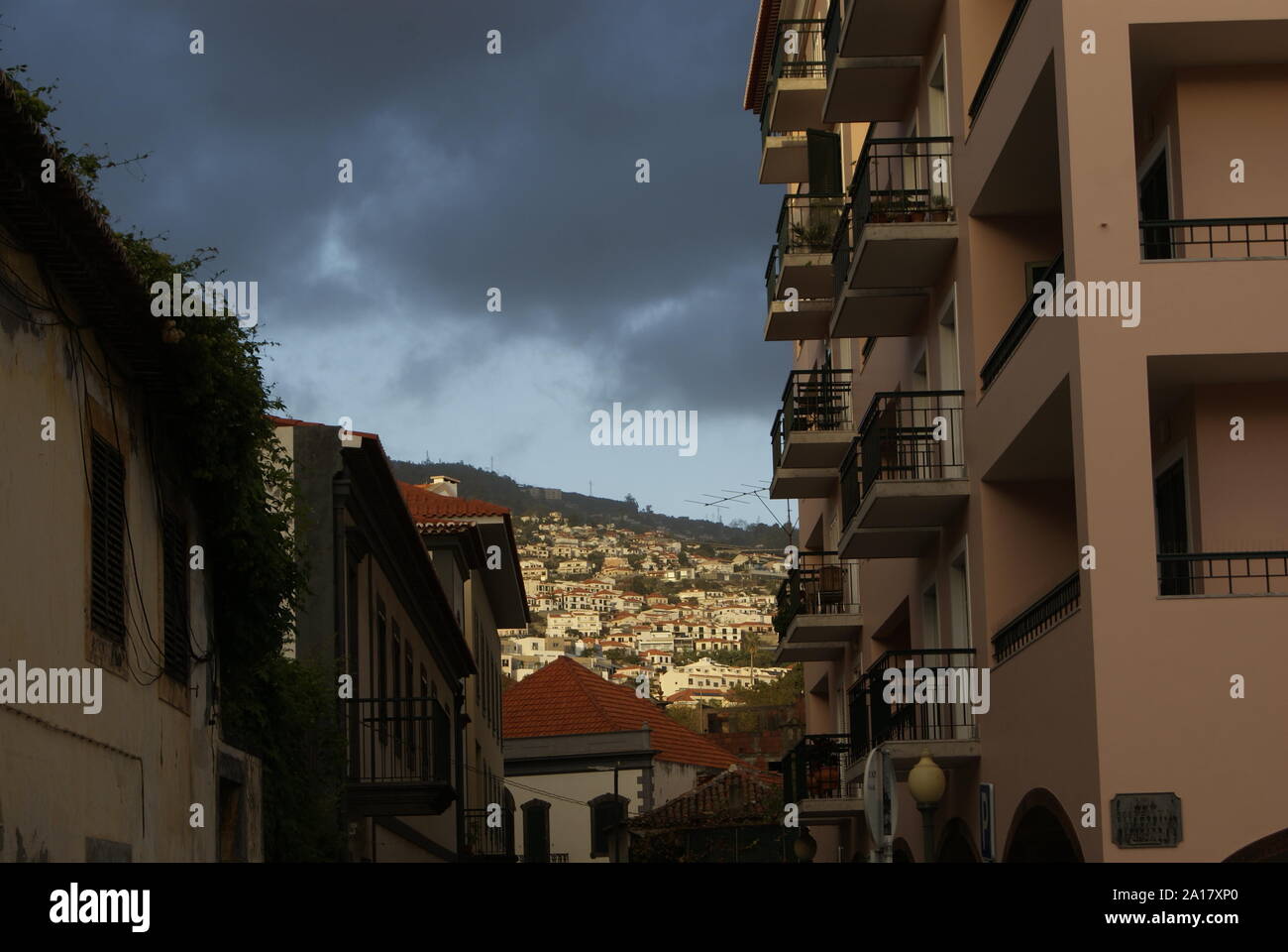 une ruelle de funchal,madère avec vue sur la colline Stock Photo