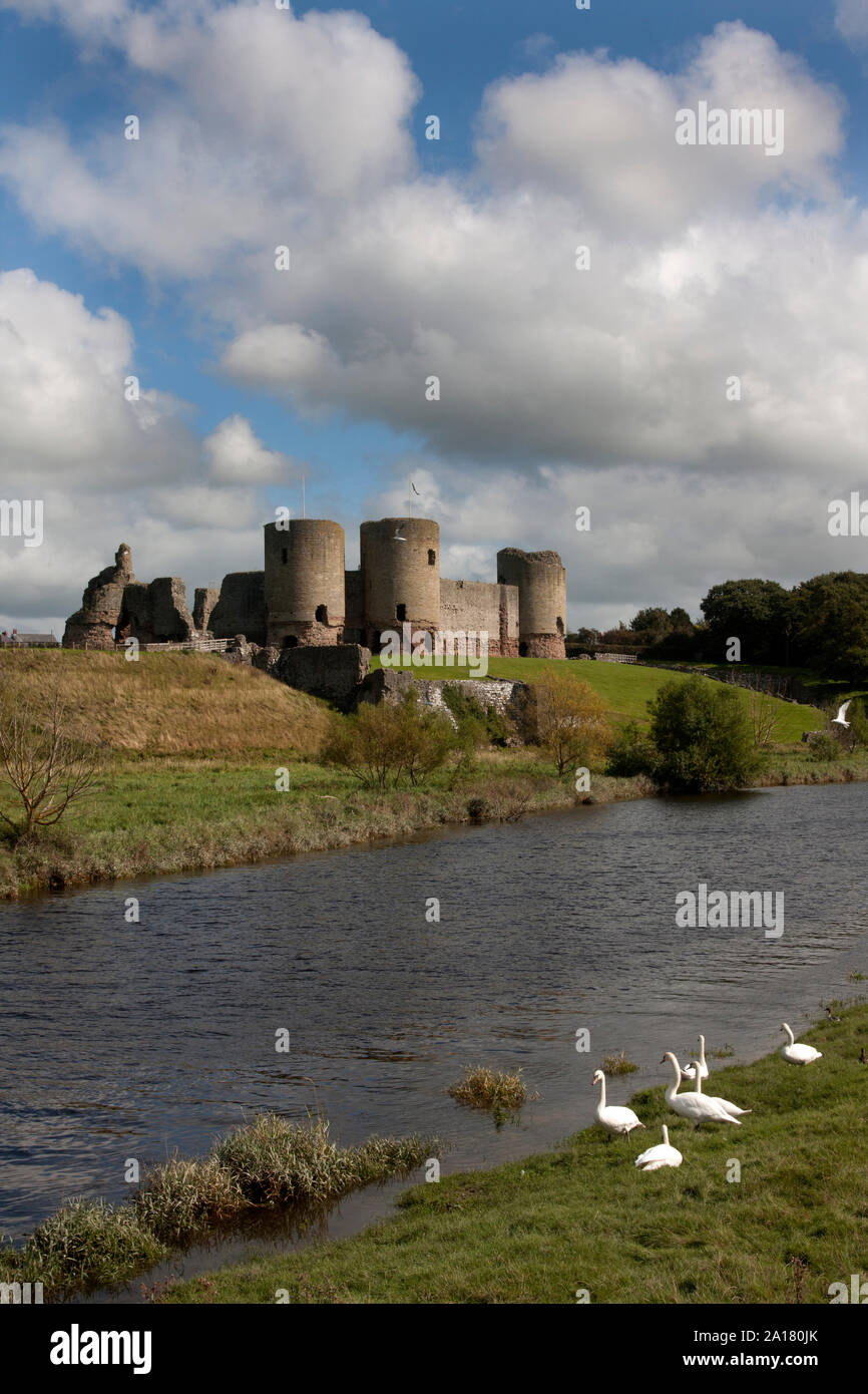 Rhuddlan Castle (Castelle Rhuddlan) on the banks of the River Clwyd. The castle was erected by Edward 1 in 1277 after the 1st Welsh war Stock Photo
