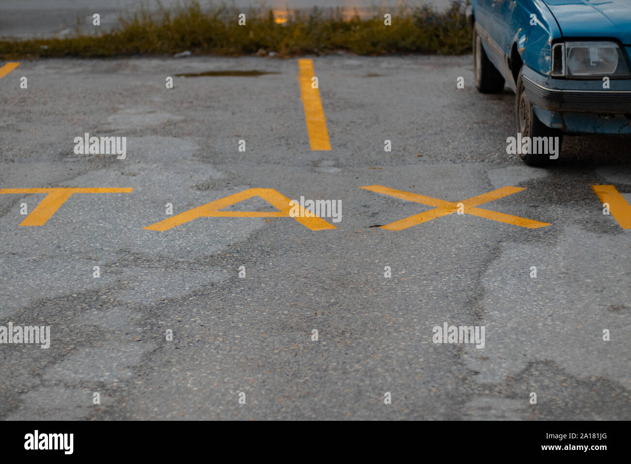 Bus taxi road sign hi-res stock photography and images - Alamy