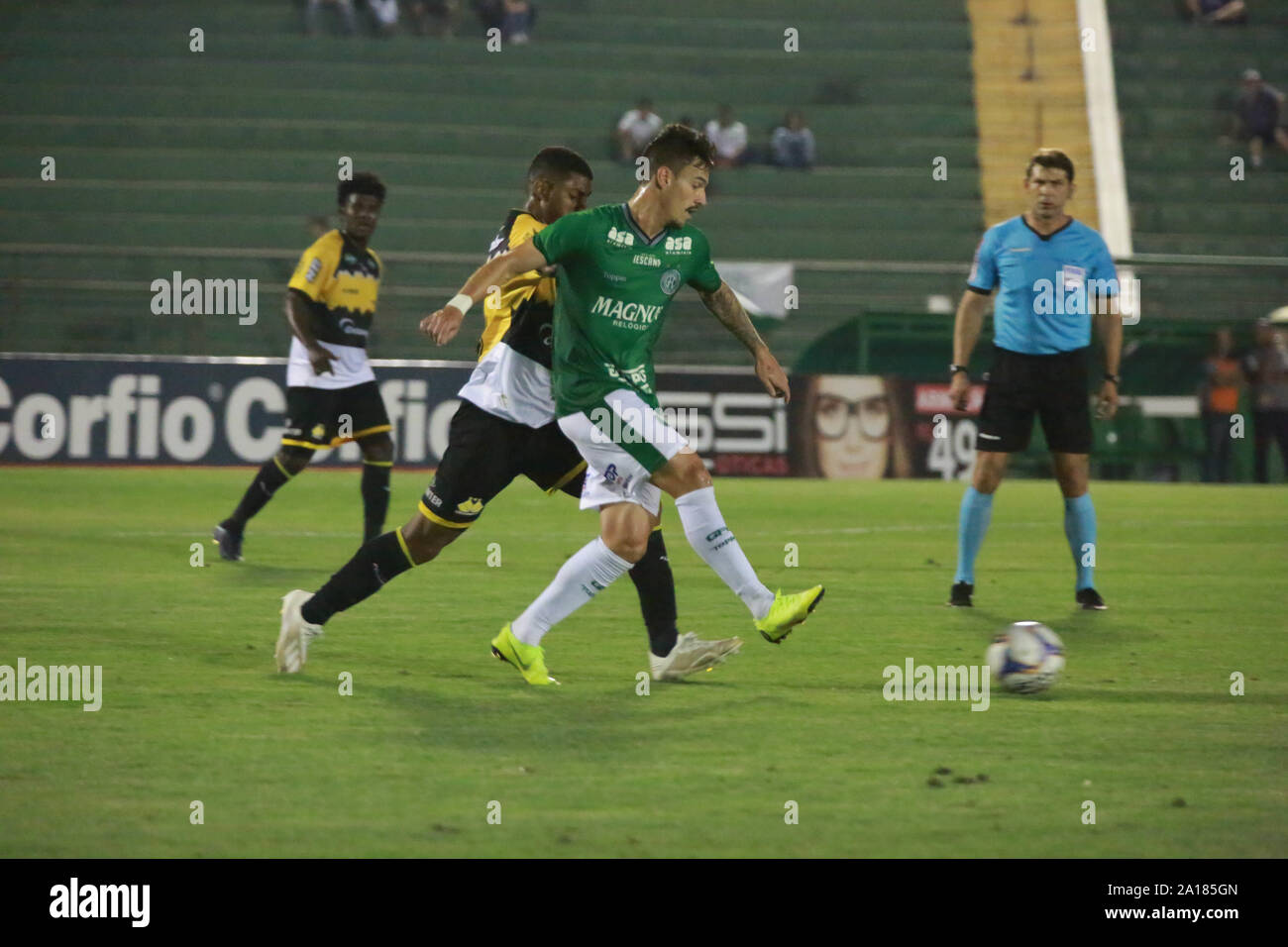Campinas, Brazil. 24th Sep, 2019. Match of the match between the teams of Guarani and Criciuma, valid for the 24th round of the Brazilian Serie B Championship, held at Brinco de Ouro Stadium, Campinas, São Paulo, on Tuesday (24). In the photo Guarani player Arthur Rezende throws with Jean Mangabeira. Credit: Leandro Ferreira/FotoArena/Alamy Live News Stock Photo