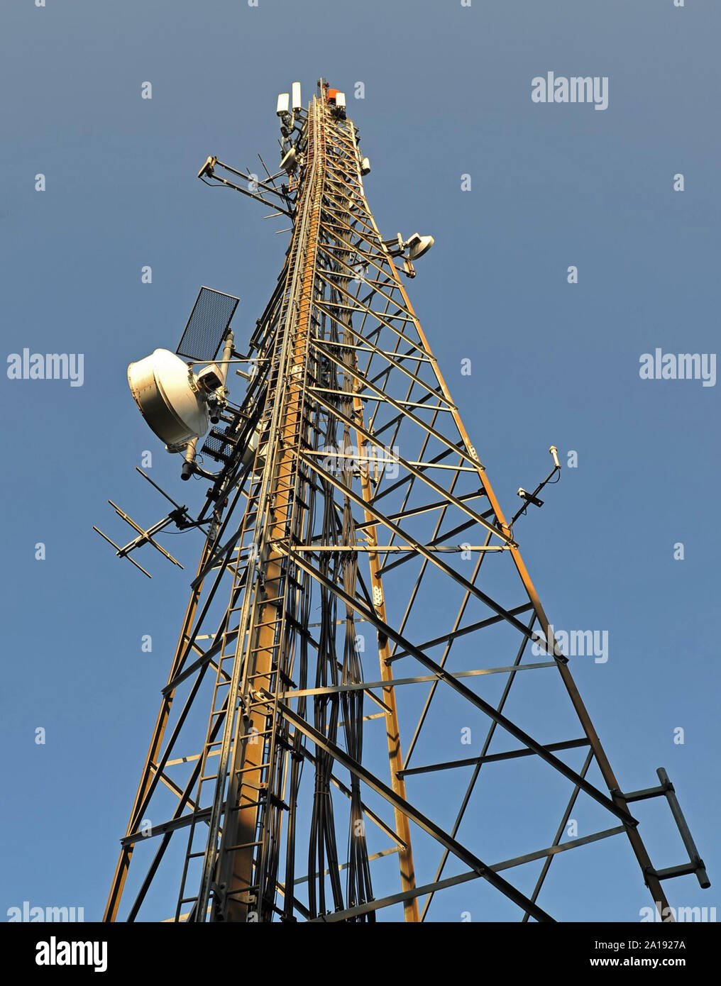 Tv satellite antenna hires stock photography and images Alamy