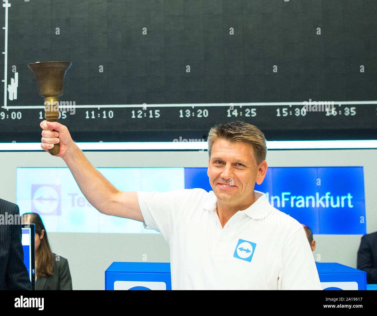 Germany. 25th Sep, 2019. Oliver Steil, Chairman of the Executive Board of  Teamviewer, rings the bell for the initial listing in the trading room. The  IPO of the software manufacturer Teamviewer is
