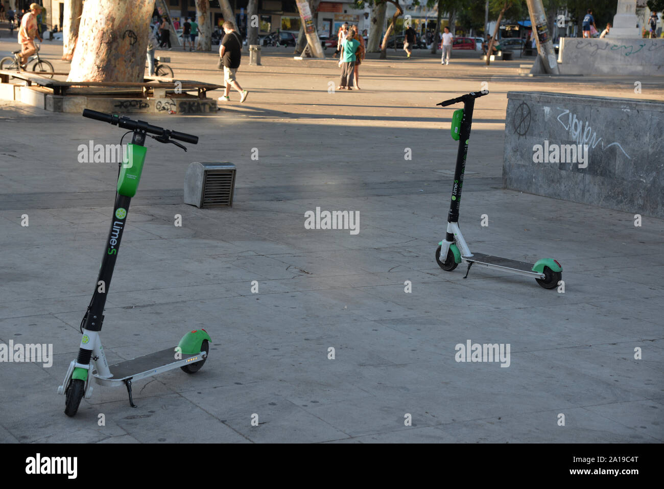 varme efterligne Mission Two Lime scooters parked in the center of Heraklion, Crete, Greece Stock  Photo - Alamy