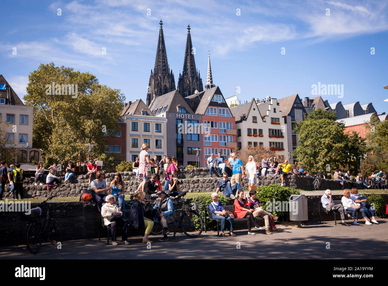 houses in the old part of the town at the Frankenwerft, the cathedral, touritst, Cologne, Germany.  Haeuser in der Altstadt an der Frankenwerft, der D Stock Photo